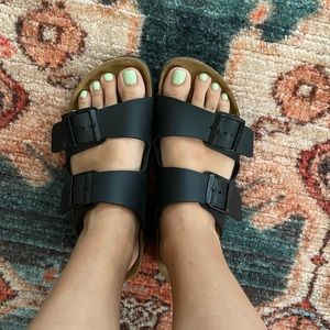 Birkenstock’s Arizona size 39 or women’s 8